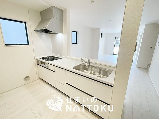 現地写真（キッチン）
収納たっぷりのシステムキッチン、浄水器付水栓を標準装備しています。