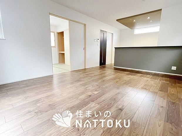 現地写真（リビング）
フローリング材には、木目、色調など木材特有の風合いがあり、ナチュラルな美しさになっています。