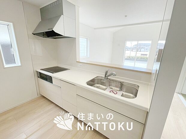 現地写真（キッチン）
収納たっぷりのシステムキッチン、浄水器付水栓を標準装備しています。