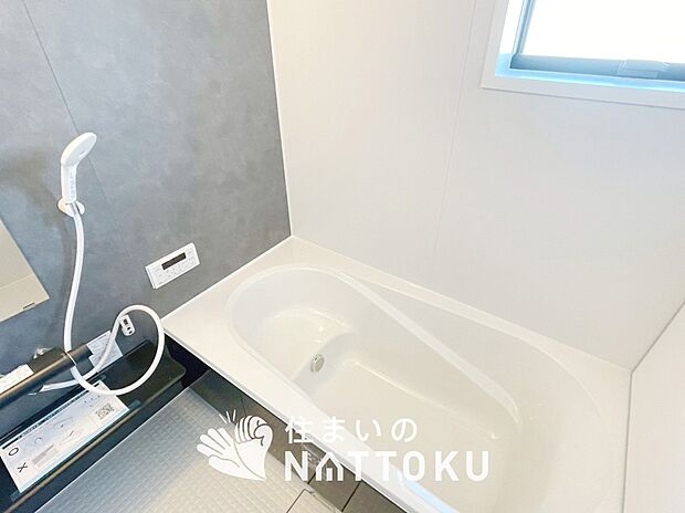 現地写真（浴室）
浴室暖房乾燥機付き。１坪タイプで広々です。