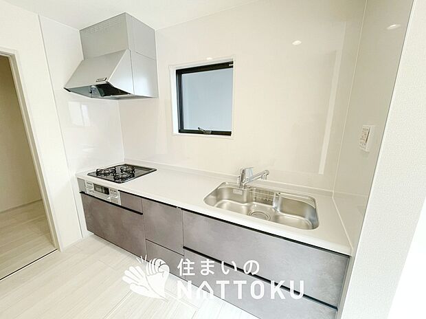 現地写真（キッチン）
収納たっぷりのシステムキッチン、浄水器付水栓を標準装備しています。