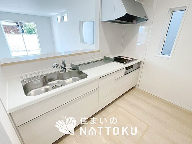 現地写真（キッチン）
収納たっぷりのシステムキッチン、浄水器付水栓を標準装備しています。