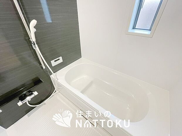 現地写真（浴室）
浴室暖房乾燥機付き。１坪タイプで広々です。