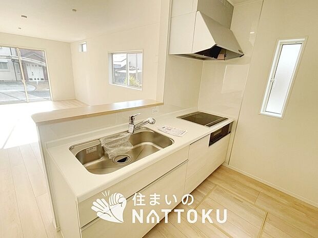 現地写真（キッチン）
収納たっぷりのシステムキッチン、浄水器付水栓を標準装備しています。