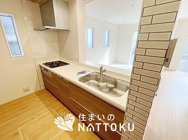 現地写真（キッチン）
収納たっぷりのシステムキッチン、浄水器付水栓を標準装備しています。