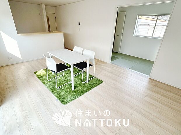 現地写真（リビング）
フローリング材には、木目、色調など木材特有の風合いがあり、ナチュラルな美しさになっています。