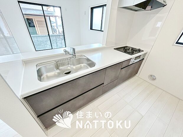 現地写真（キッチン）
収納たっぷりのシステムキッチン、浄水器付水栓を標準装備しています。