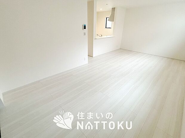 現地写真（リビング）
フローリング材には、木目、色調など木材特有の風合いがあり、ナチュラルな美しさになっています。