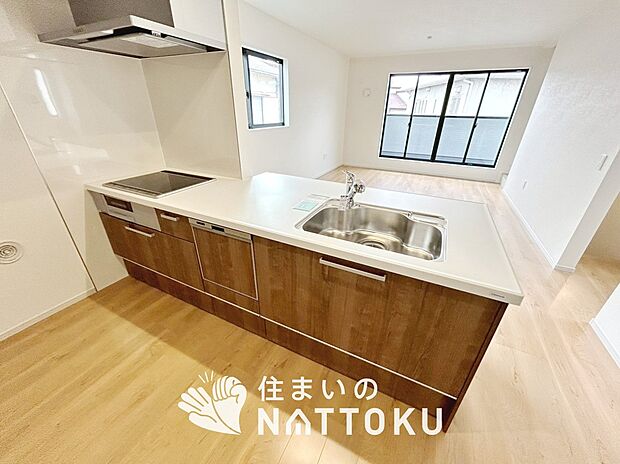 現地写真（キッチン）
収納たっぷりのシステムキッチン、浄水器付水栓を標準装備しています。