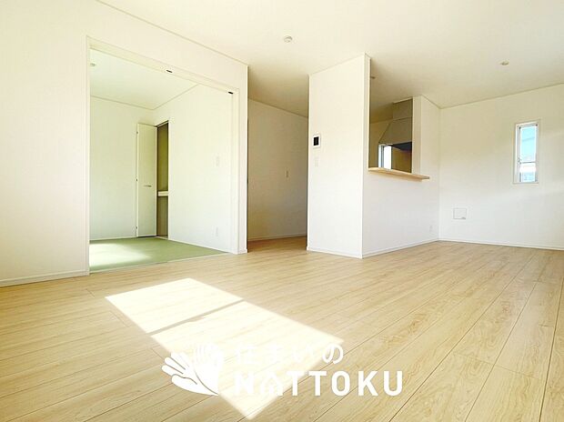 現地写真（リビング）
フローリング材には、木目、色調など木材特有の風合いがあり、ナチュラルな美しさになっています。