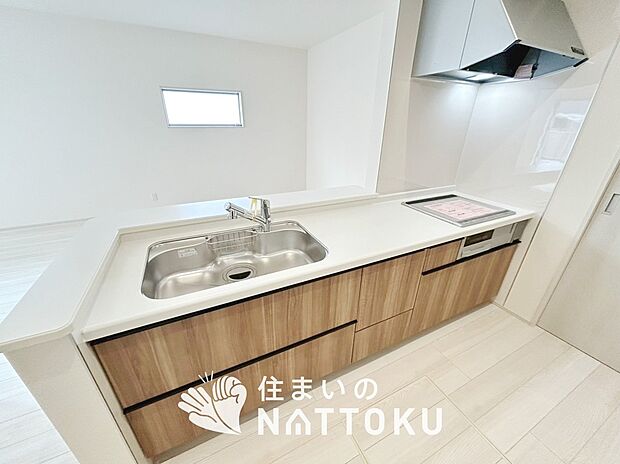現地写真(キッチン)
収納たっぷりのシステムキッチン、浄水器付水栓を標準装備しています。