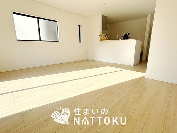 現地写真（リビング）
フローリング材には、木目、色調など木材特有の風合いがあり、ナチュラルな美しさになっています。