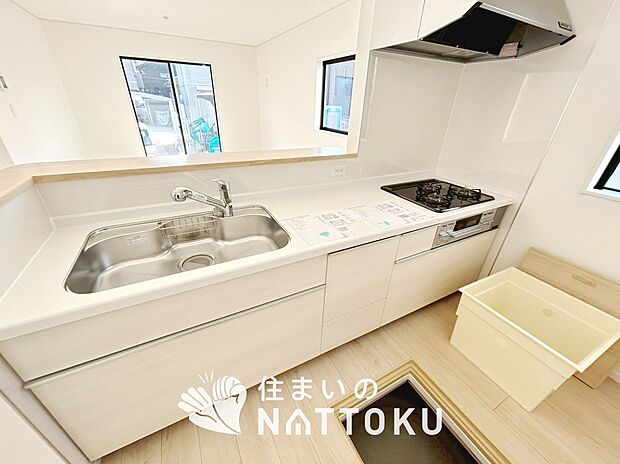 現地写真（キッチン）
収納たっぷりのシステムキッチン、浄水器付水栓を標準装備しています。