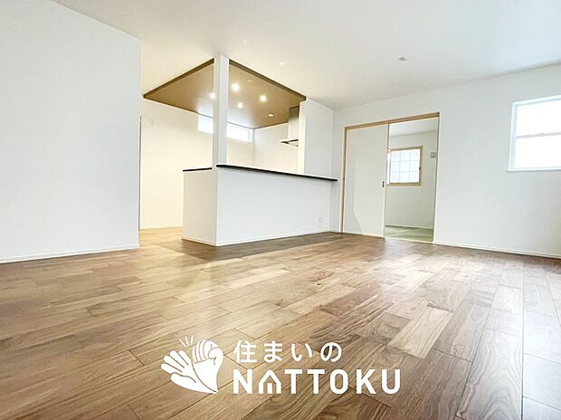 現地写真(リビング)
フローリング材には、木目、色調など木材特有の風合いがあり、ナチュラルな美しさになっています。