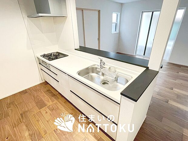 現地写真(キッチン)
収納たっぷりのシステムキッチン、浄水器付水栓を標準装備しています。