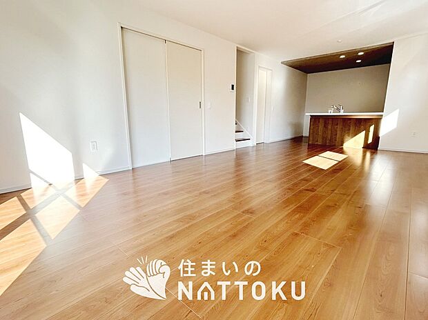 現地写真（リビング）
フローリング材には、木目、色調など木材特有の風合いがあり、ナチュラルな美しさになっています。