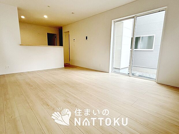 現地写真(リビング)
フローリング材には、木目、色調など木材特有の風合いがあり、ナチュラルな美しさになっています。