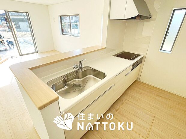 現地写真(キッチン)
収納たっぷりのシステムキッチン、浄水器付水栓を標準装備しています。