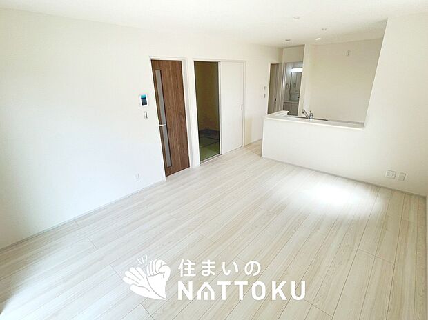 現地写真（リビング）
フローリング材には、木目、色調など木材特有の風合いがあり、ナチュラルな美しさになっています。