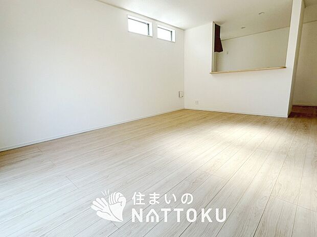 現地写真(リビング)
フローリング材には、木目、色調など木材特有の風合いがあり、ナチュラルな美しさになっています。