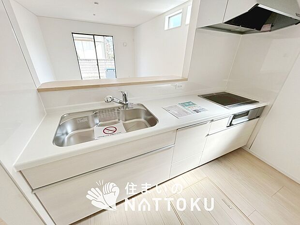 現地写真(キッチン)
収納たっぷりのシステムキッチン、浄水器付水栓を標準装備しています。