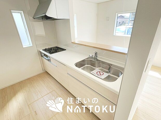 現地写真(キッチン)
収納たっぷりのシステムキッチン、浄水器付水栓を標準装備しています。