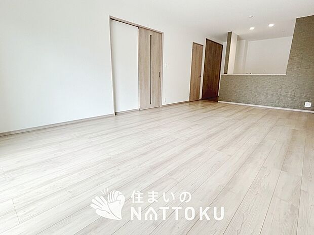 現地写真（リビング）
フローリング材には、木目、色調など木材特有の風合いがあり、ナチュラルな美しさになっています。