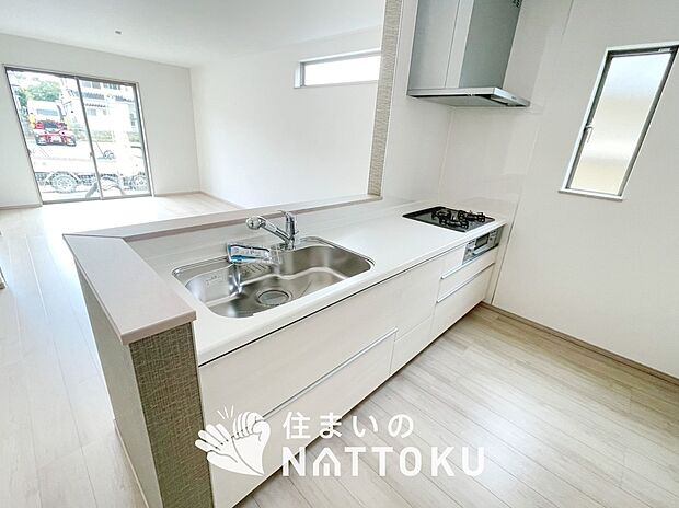 現地写真(キッチン)
収納たっぷりのシステムキッチン、浄水器付水栓を標準装備しています。