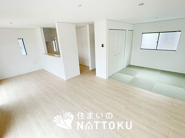 現地写真(リビング)
フローリング材には、木目、色調など木材特有の風合いがあり、ナチュラルな美しさになっています。