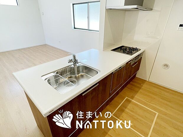 現地写真(キッチン)
収納たっぷりのシステムキッチン、浄水器付水栓を標準装備しています。