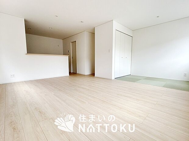 現地写真(リビング)
フローリング材には、木目、色調など木材特有の風合いがあり、ナチュラルな美しさになっています。