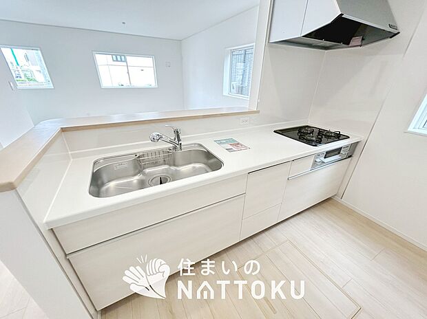 現地写真(キッチン)
収納たっぷりのシステムキッチン、浄水器付水栓を標準装備しています。