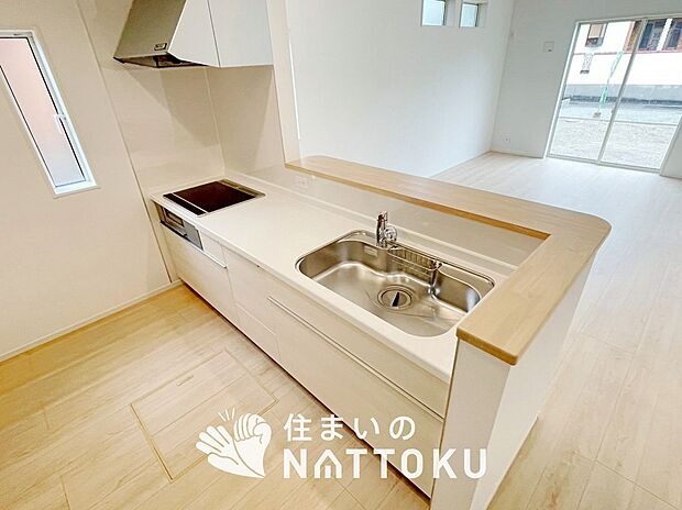 現地写真（キッチン）
収納たっぷりのシステムキッチン、浄水器付水栓を標準装備しています。