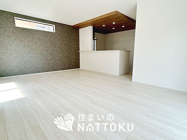 現地写真（リビング）
フローリング材には、木目、色調など木材特有の風合いがあり、ナチュラルな美しさになっています。