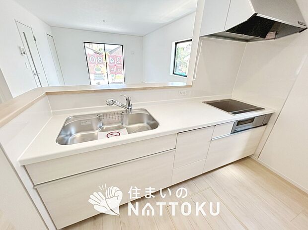 現地写真（キッチン）
収納たっぷりのシステムキッチン、浄水器付水栓を標準装備しています。