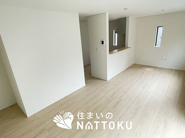 現地写真（リビング）
フローリング材には、木目、色調など木材特有の風合いがあり、ナチュラルな美しさになっています。