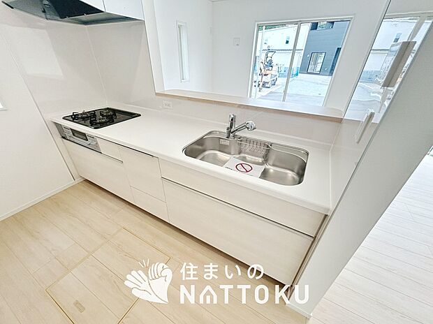 現地写真（キッチン）
収納たっぷりのシステムキッチン、浄水器付水栓を標準装備しています。