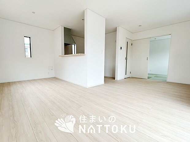現地写真（リビング）
フローリング材には、木目、色調など木材特有の風合いがあり、ナチュラルな美しさになっています。