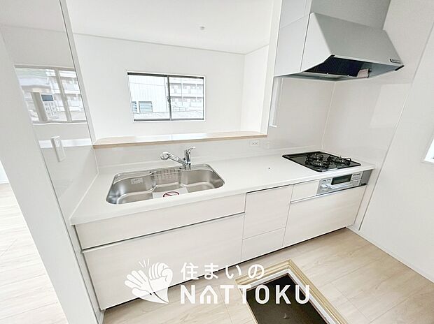 現地写真（キッチン）
収納たっぷりのシステムキッチン、浄水器付水栓を標準装備しています。