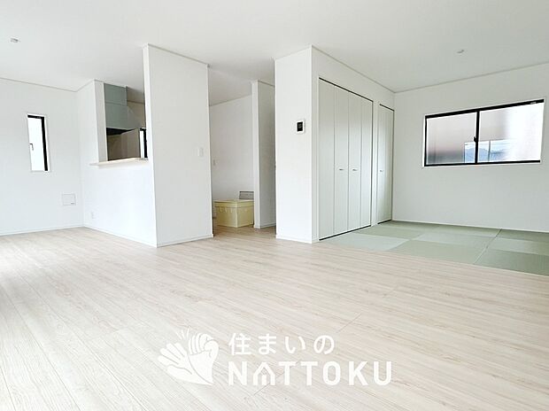 現地写真（リビング）
フローリング材には、木目、色調など木材特有の風合いがあり、ナチュラルな美しさになっています。