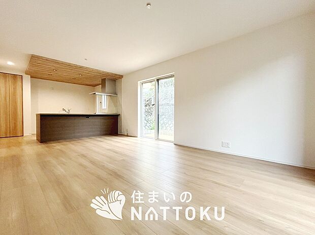 現地写真(リビング)
フローリング材には、木目、色調など木材特有の風合いがあり、ナチュラルな美しさになっています。