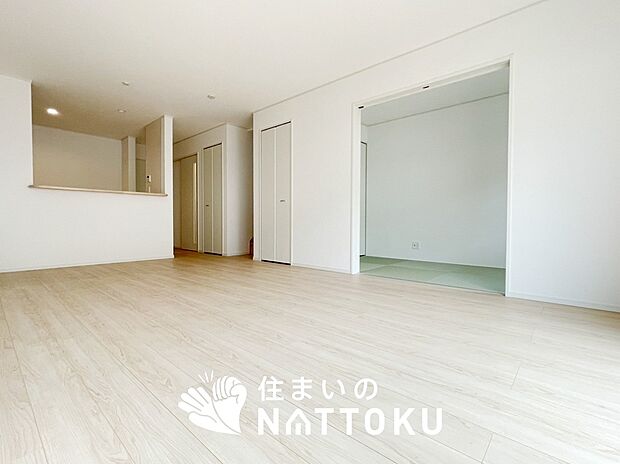 現地写真(リビング)
フローリング材には、木目、色調など木材特有の風合いがあり、ナチュラルな美しさになっています。