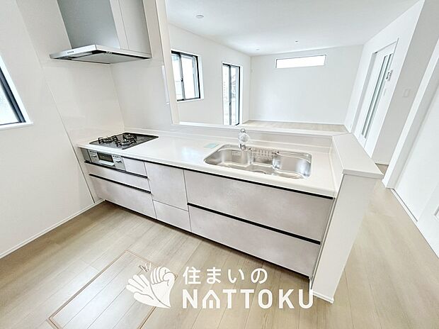 現地写真(キッチン)
収納たっぷりのシステムキッチン、浄水器付水栓を標準装備しています。