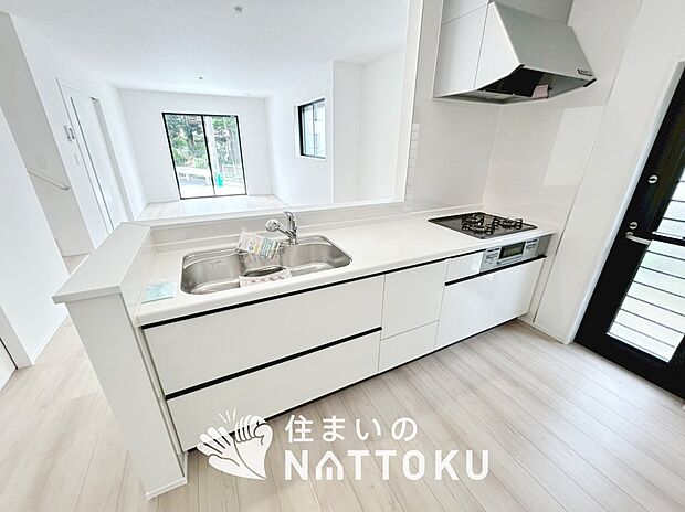 現地写真(キッチン)
収納たっぷりのシステムキッチン、浄水器付水栓を標準装備しています。