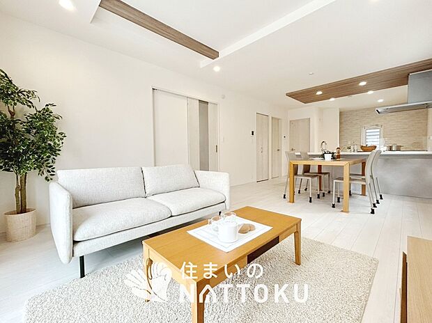 現地写真(リビング)
フローリング材には、木目、色調など木材特有の風合いがあり、ナチュラルな美しさになっています。