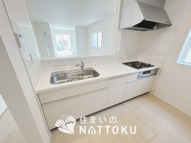 現地写真(キッチン)
収納たっぷりのシステムキッチン、浄水器付水栓を標準装備しています。