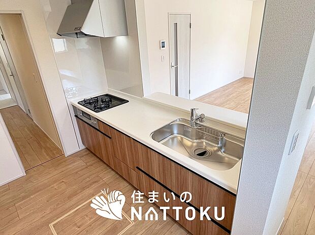 現地写真(キッチン)
収納たっぷりのシステムキッチン、浄水器付水栓を標準装備しています。