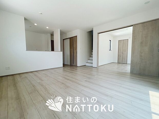 現地写真(リビング)
フローリング材には、木目、色調など木材特有の風合いがあり、ナチュラルな美しさになっています。