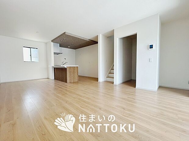 現地写真(リビング)
フローリング材には、木目、色調など木材特有の風合いがあり、ナチュラルな美しさになっています。