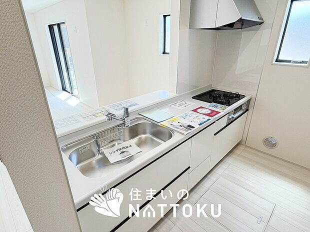現地写真（キッチン）
収納たっぷりのシステムキッチン、浄水器付水栓を標準装備しています。